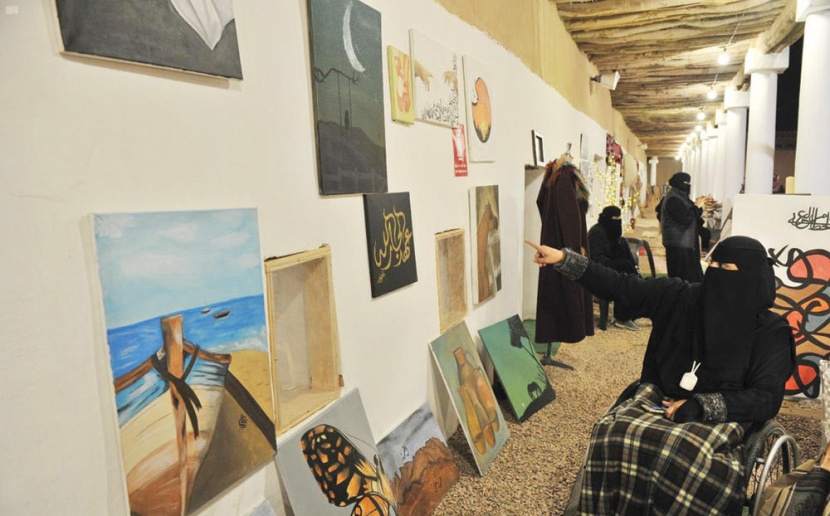 رسامون ينقلون حسهم الفني عبر لوحاتهم في «موسم حائل»