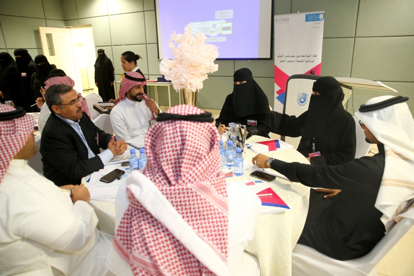قسم الكيمياء في جامعة الملك سعود يناقش مع 20 شركة مستقبل عمل طالباته