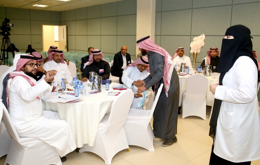 قسم الكيمياء في جامعة الملك سعود يناقش مع 20 شركة مستقبل عمل طالباته