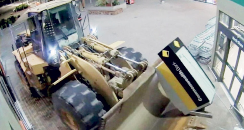 لص يسرق «صرافا آليا» باستخدام جرافة