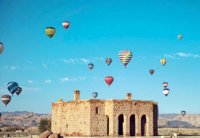 مناطيد «شتاء طنطورة» تزين سماء العلا وتشكل لوحة فنية