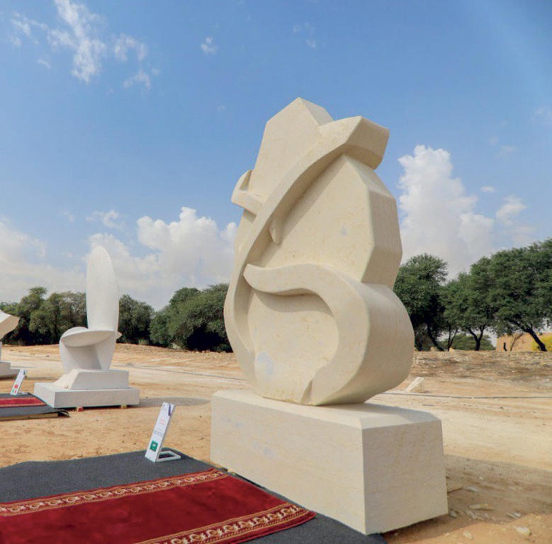 20 نحاتا ينثرون إبداعاتهم في «سمبوزيوم طويق الدولي»