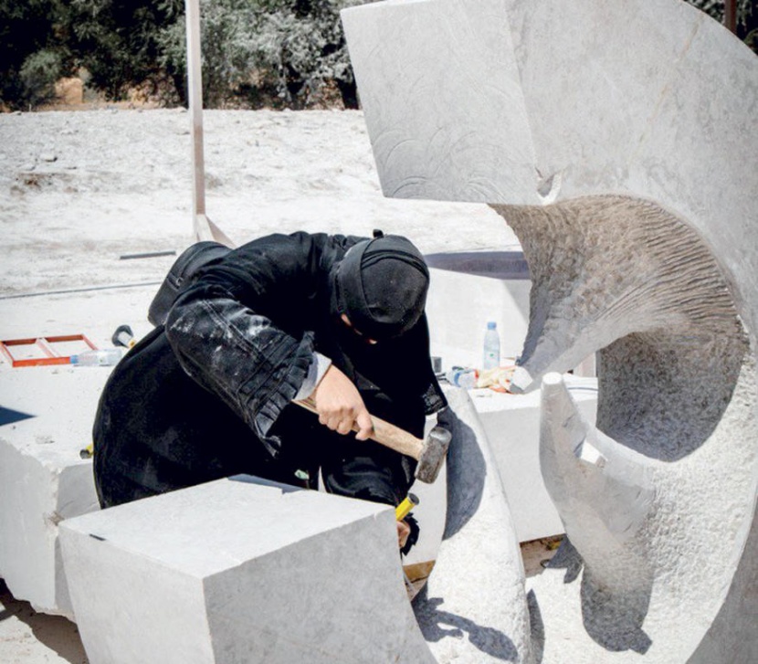 20 نحاتا ينثرون إبداعاتهم في «سمبوزيوم طويق الدولي»