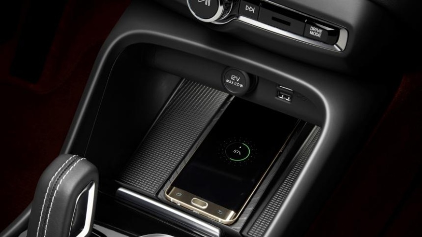 تقنية تتيح شحن الهواتف لاسلكيا في أي مكان داخل السيارة