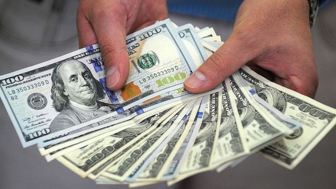 الدولار يرتفع دافعا اليورو والجنيه الاسترليني إلى أدنى مستوياتهما في أشهر
