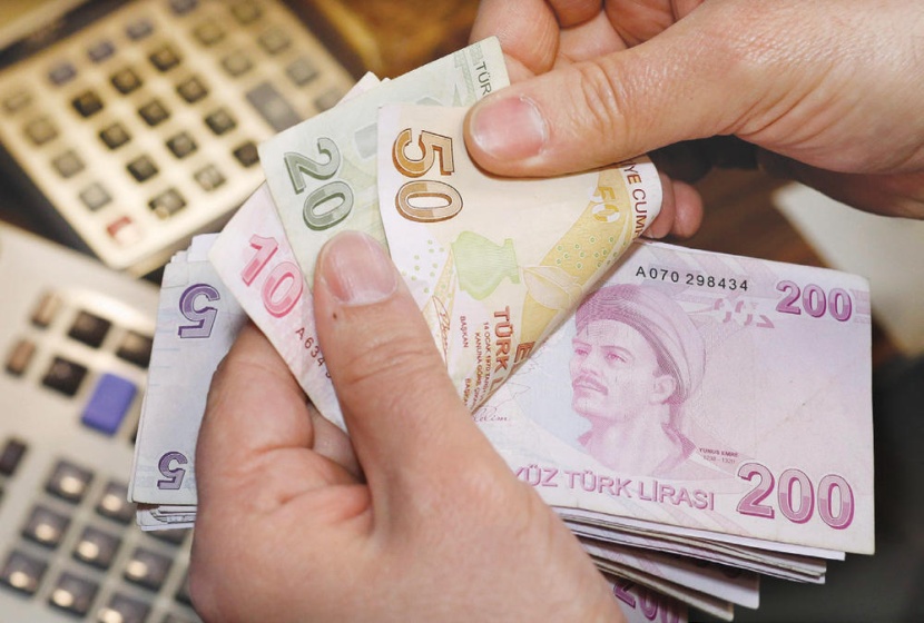 تركيا تسعى لإنقاذ عملتها المتدهورة بقيود على النقد الأجنبي