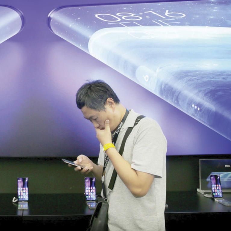 تطبيق صيني
يحذر المستخدمين من «كورونا»