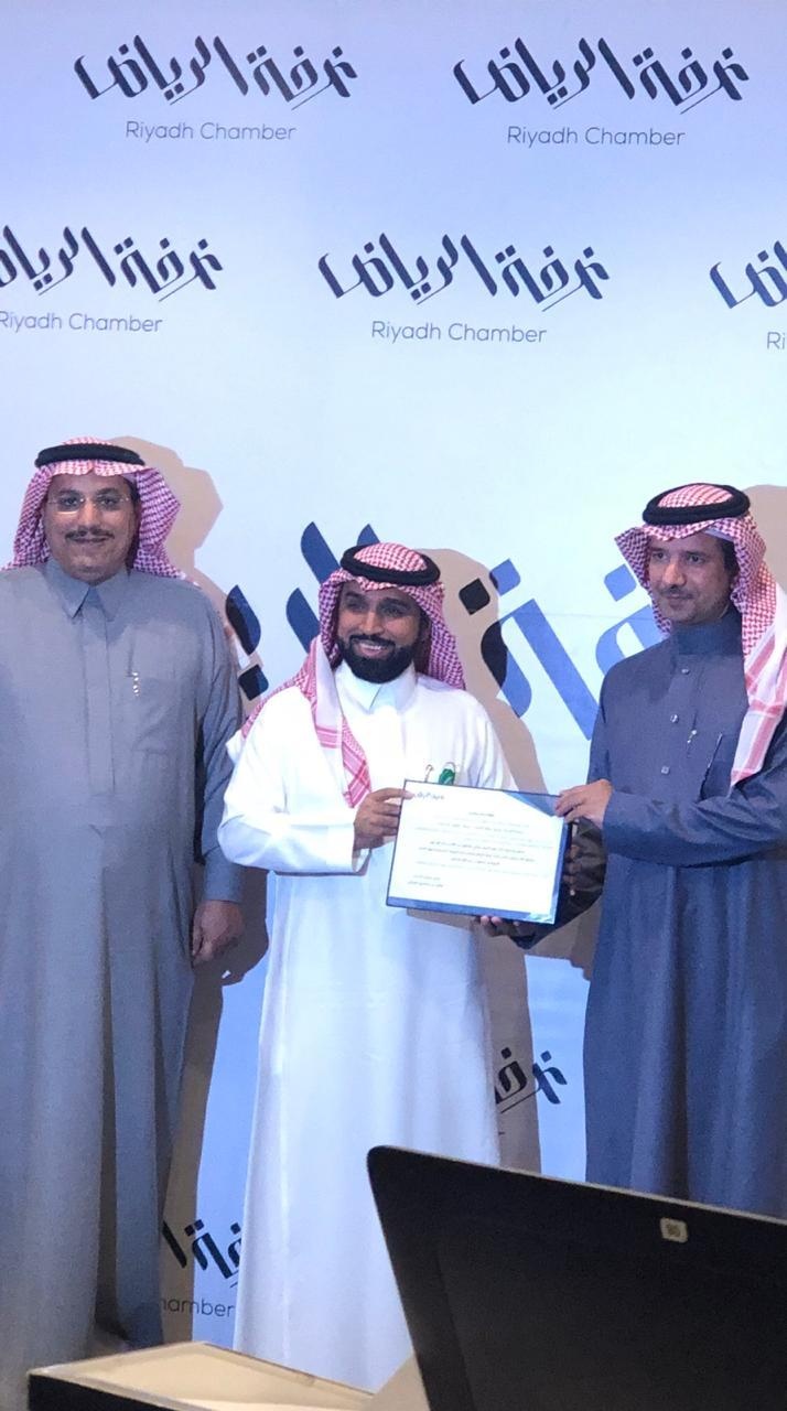  نائب وزير العمل يكرّم " البواني " لجهودها في تطوير وتوظيف الكوادر الوطنية