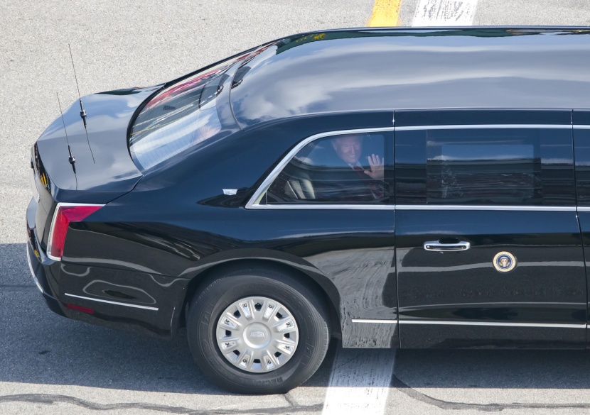 ترمب يقوم بدخول استعراضي بسيارته الليموزين في سباق دايتونا للسيارات