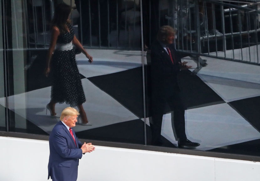 ترمب يقوم بدخول استعراضي بسيارته الليموزين في سباق دايتونا للسيارات