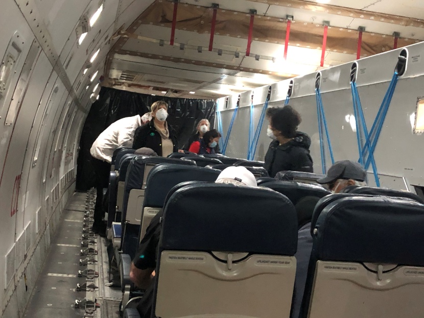 300 أمريكي يغادرون السفينة الموبؤة بـ "كورونا"