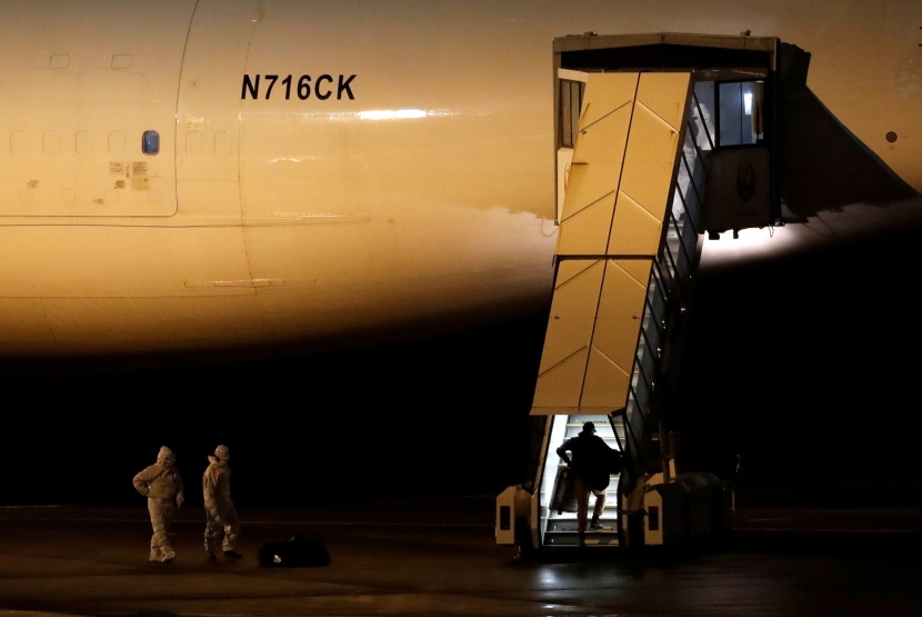 300 أمريكي يغادرون السفينة الموبؤة بـ "كورونا"