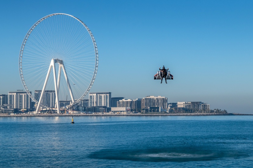 الرجل الطائر يحلق في سماء دبي