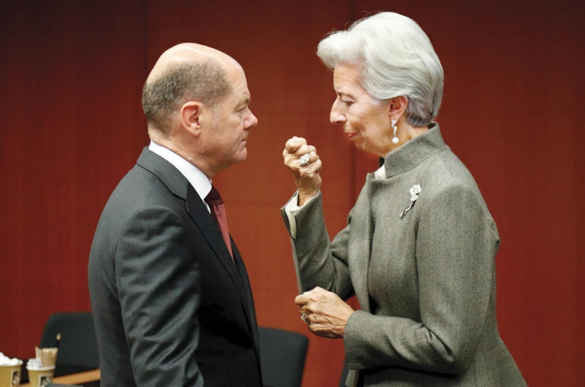 لاجارد في حوار مع وزير المالية الألماني خلال اجتماع وزراء مالية مجموعة اليورو