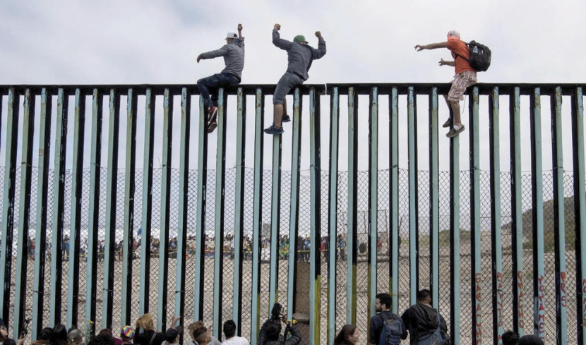 بـ 5 دولارات .. تجاوز جدار أمريكي كلف مليارات