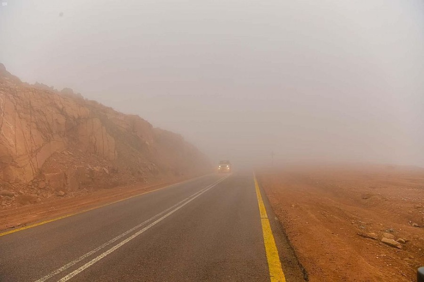 الضباب يزين قمم جبال اللوز بمنطقة نيوم