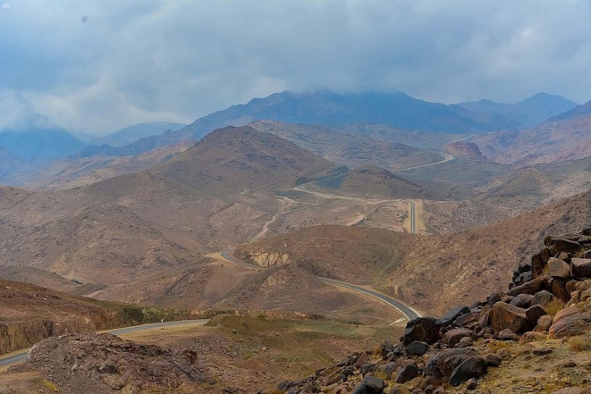 الضباب يزين قمم جبال اللوز بمنطقة نيوم