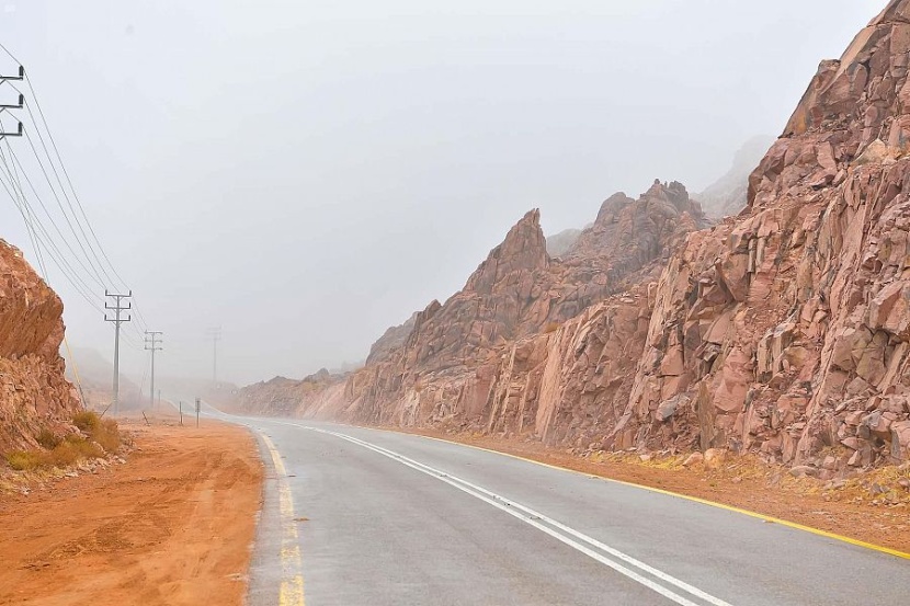 الضباب يزين قمم جبال اللوز بمنطقة نيوم