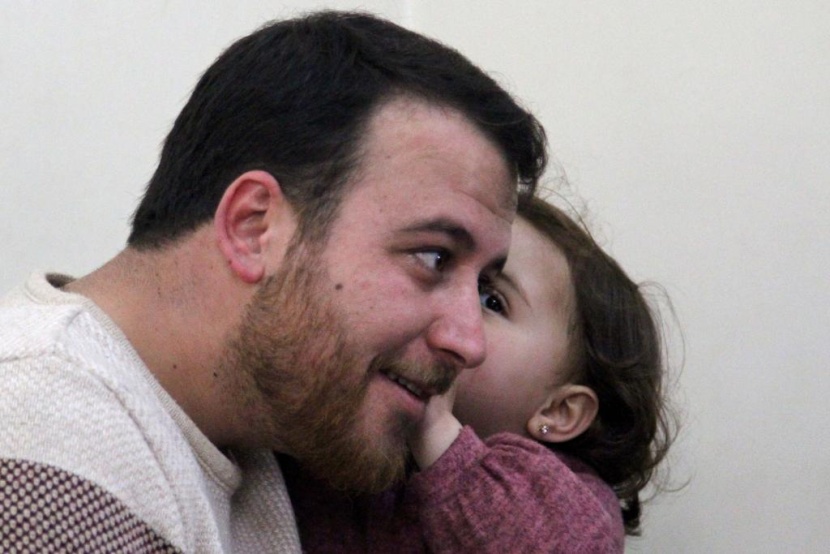 ضحكات سلوى تصدح مع كل غارة.. هكذا يحمي أب ابنته في إدلب