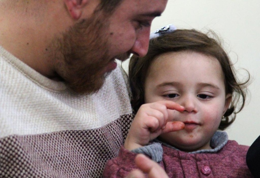 ضحكات سلوى تصدح مع كل غارة.. هكذا يحمي أب ابنته في إدلب