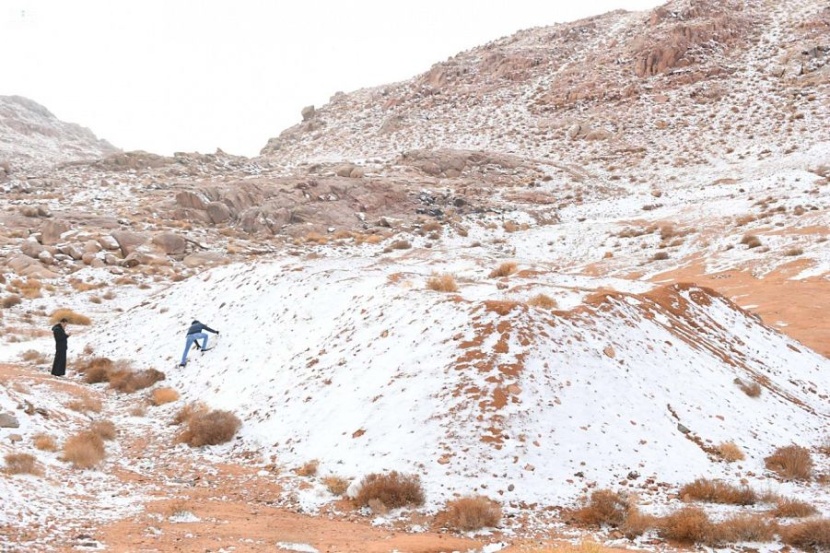 الثلوج تتساقط على قمم جبال اللوز في نيوم