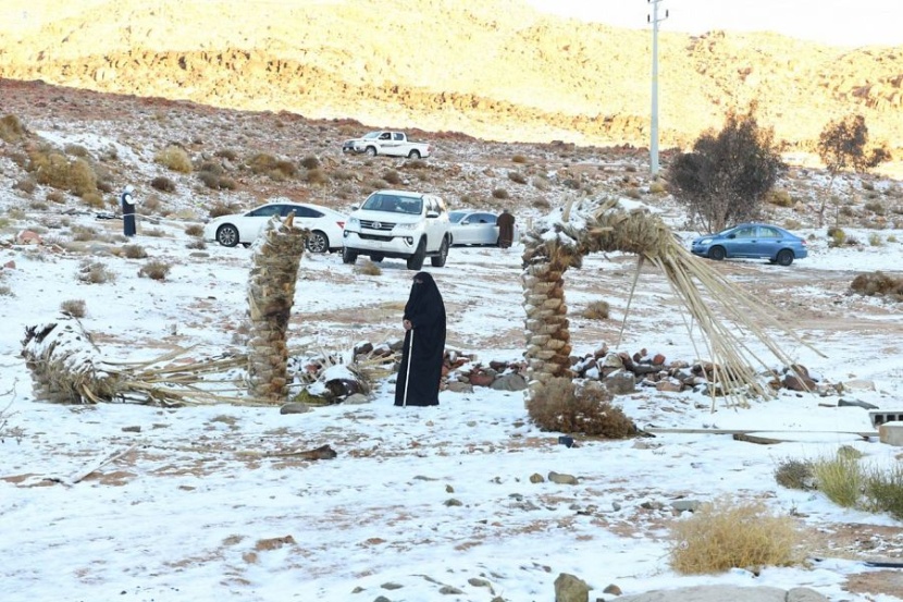 الثلوج تتساقط على قمم جبال اللوز في نيوم