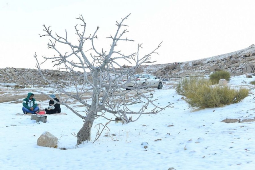 الثلوج تتساقط على قمم جبال اللوز في نيوم