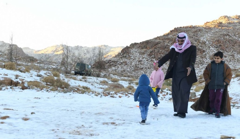 الثلوج تتساقط على قمم جبال اللوز في نيوم