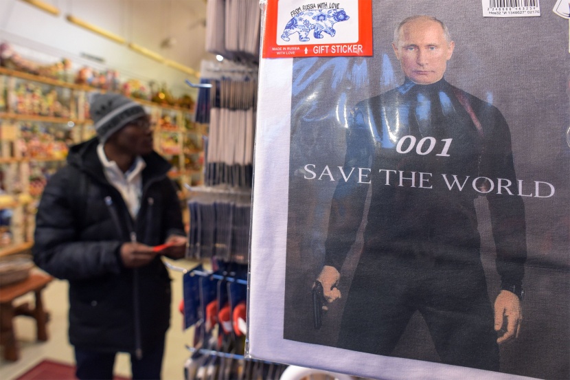 بعد 20 عاما في السلطة بوتين حاضر بقوة في محلات بيع السلع التذكارية