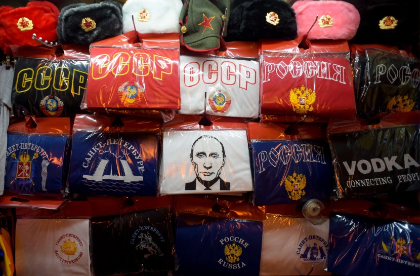 بعد 20 عاما في السلطة بوتين حاضر بقوة في محلات بيع السلع التذكارية