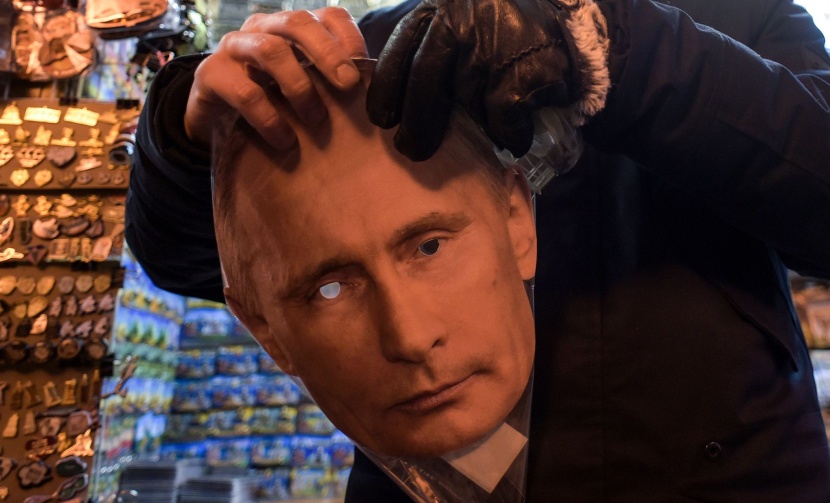 بعد 20 عاما في السلطة بوتين حاضر بقوة في محلات بيع السلع التذكارية