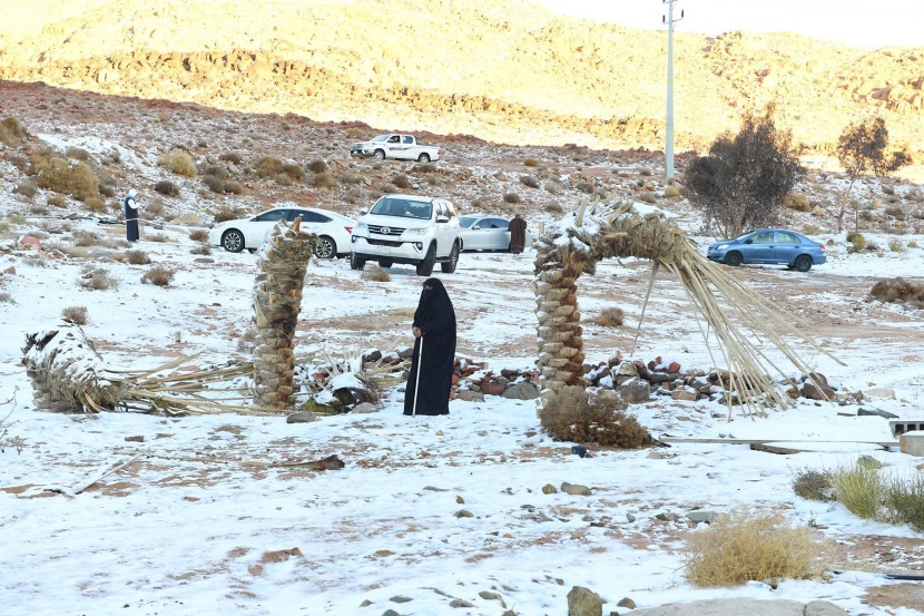 نيوم تكتسي البياض