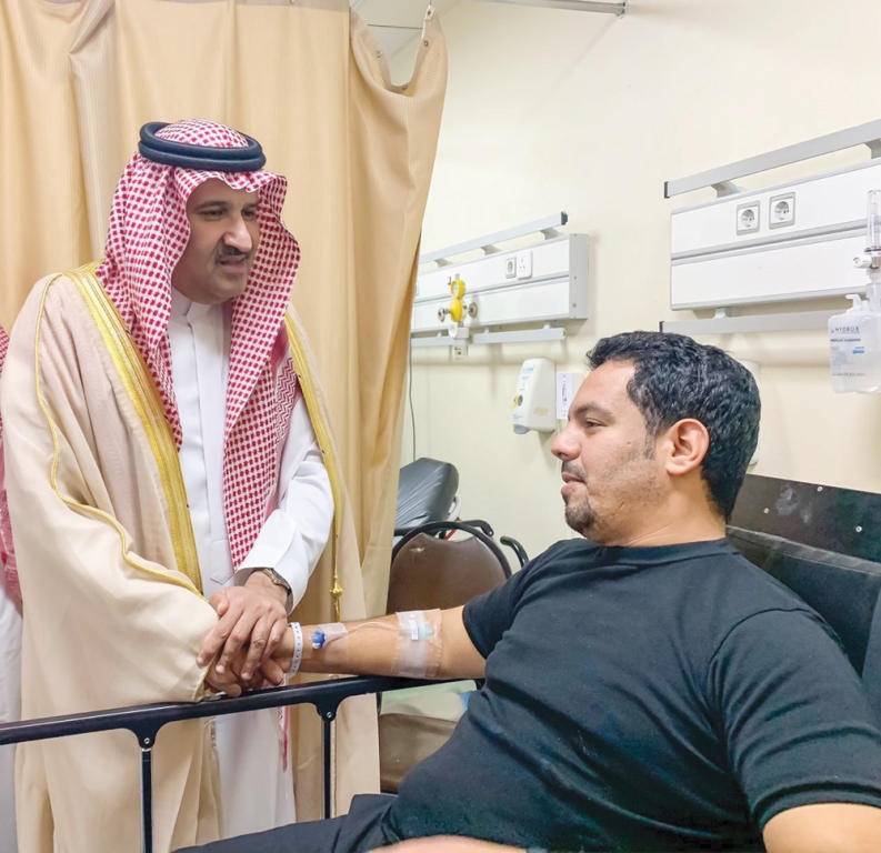 أمير المدينة المنورة يطمئن على رجال الأمن المصابين في حادث إطلاق النار
