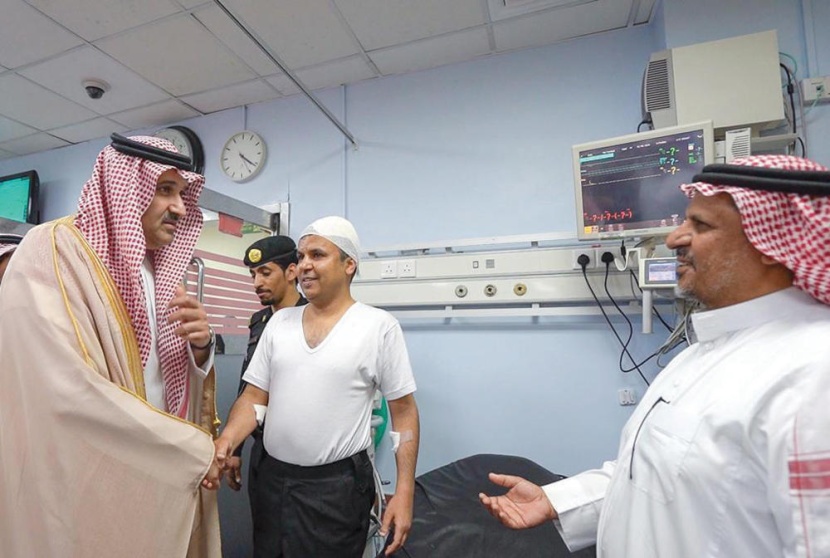 أمير المدينة المنورة يطمئن على رجال الأمن المصابين في حادث إطلاق النار