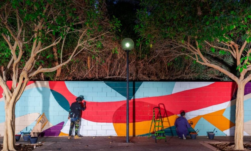 فنانون سعوديون يزينون حديقة الفوطة بـ«جداريات الخط العربي»