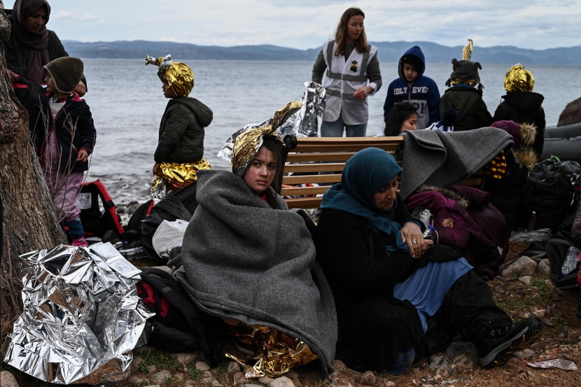 مهاجرون يصلون للحدود اليونانية بعد تهديد تركيا أنها لن تمنع عبور آلاف اللاجئين لأوروبا