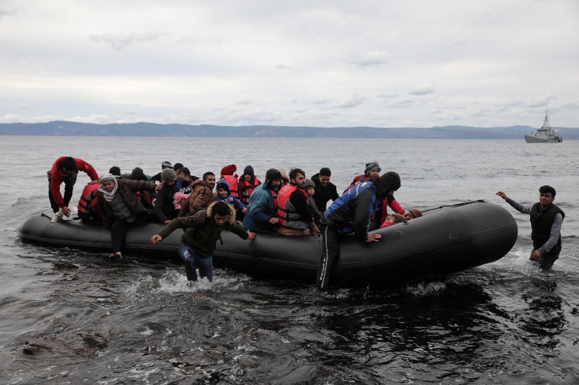 مهاجرون يصلون للحدود اليونانية بعد تهديد تركيا أنها لن تمنع عبور آلاف اللاجئين لأوروبا