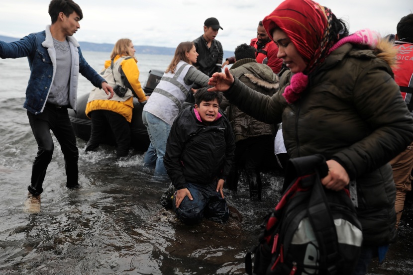 مهاجرون يصلون للحدود اليونانية بعد تهديد تركيا أنها لن تمنع عبور آلاف اللاجئين لأوروبا