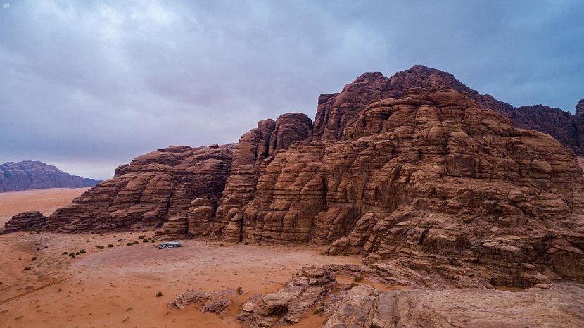 "قرية علقان" في تبوك طبيعة جبالها الشاهقة ونقاء رمالها تضيف بعدا جاذبا للسياحة الصحراوية. 