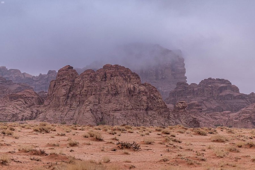 "قرية علقان" في تبوك طبيعة جبالها الشاهقة ونقاء رمالها تضيف بعدا جاذبا للسياحة الصحراوية. 