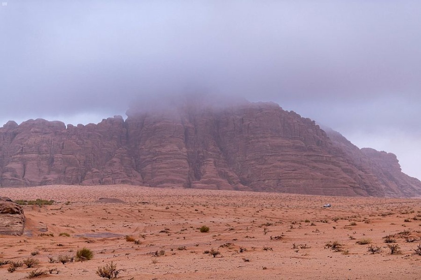 "قرية علقان" في تبوك طبيعة جبالها الشاهقة ونقاء رمالها تضيف بعدا جاذبا للسياحة الصحراوية. 