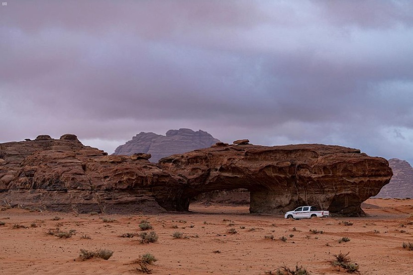 "قرية علقان" في تبوك طبيعة جبالها الشاهقة ونقاء رمالها تضيف بعدا جاذبا للسياحة الصحراوية. 