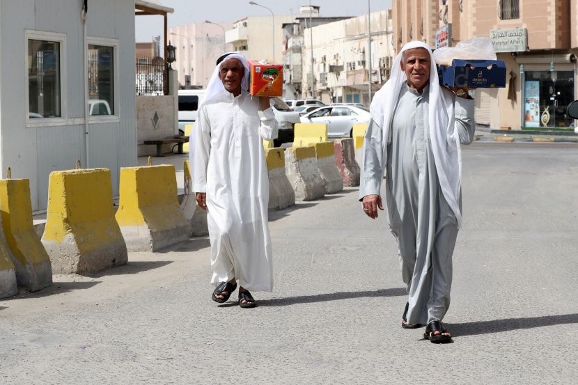 نشاط تجاري مستقر مع وفرة المواد التموينية في القطيف