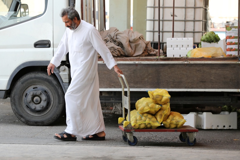 نشاط تجاري مستقر مع وفرة المواد التموينية في القطيف