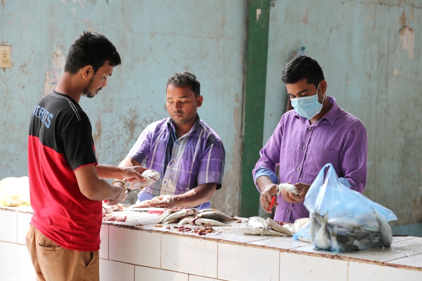 نشاط تجاري مستقر مع وفرة المواد التموينية في القطيف