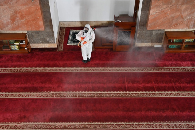 اندونيسيا تعقم المساجد لمواجهة انتشار فيروس كورونا