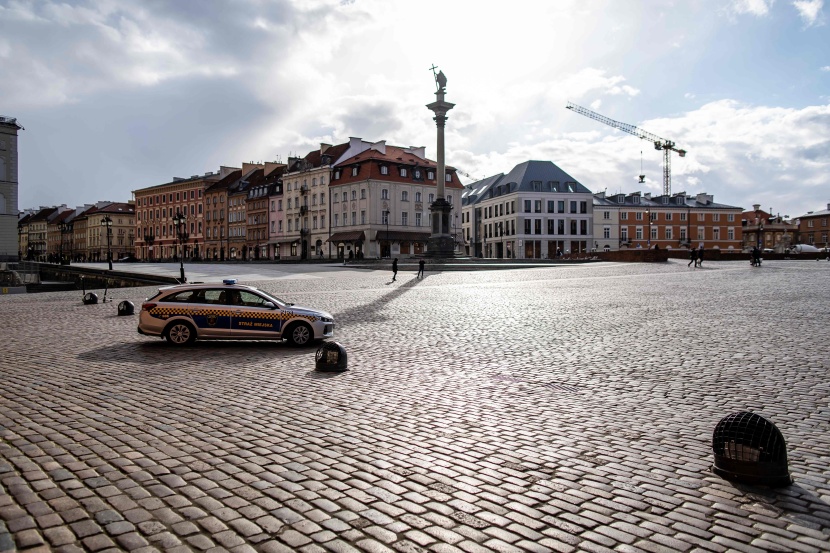 كورونا يٌخلي ساحة القلعة في بولندا