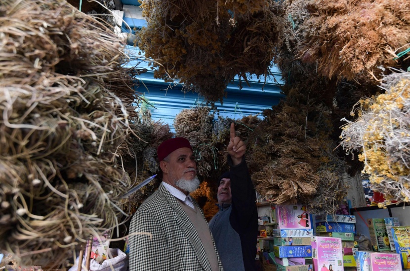 في تونس.. نشاط محلات العطارة لمواجهة كورونا