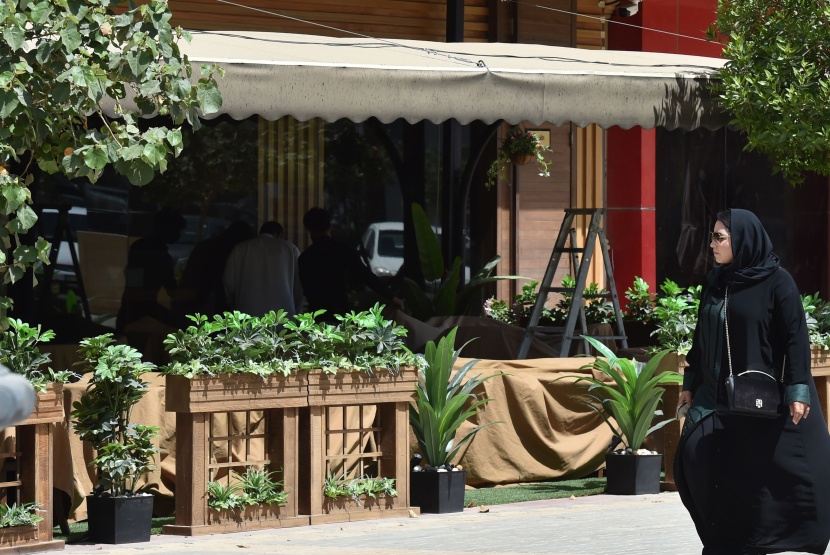 قصة مصورة : إغلاق المجمعات التجارية والمطاعم في جميع أنحاء المملكة