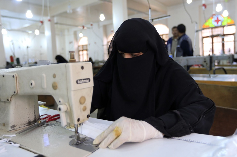 سيدات يعدن الحياة لمصنع يمني قديم لتصنيع كمامات لمواجهة "كورونا"